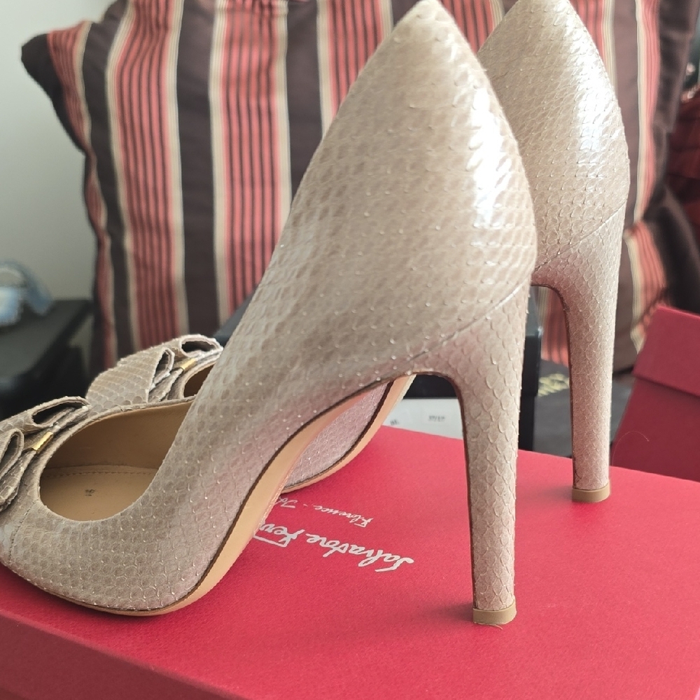 Salvatore Ferragamo Textured Beige Heels - Picture 3 of 7
